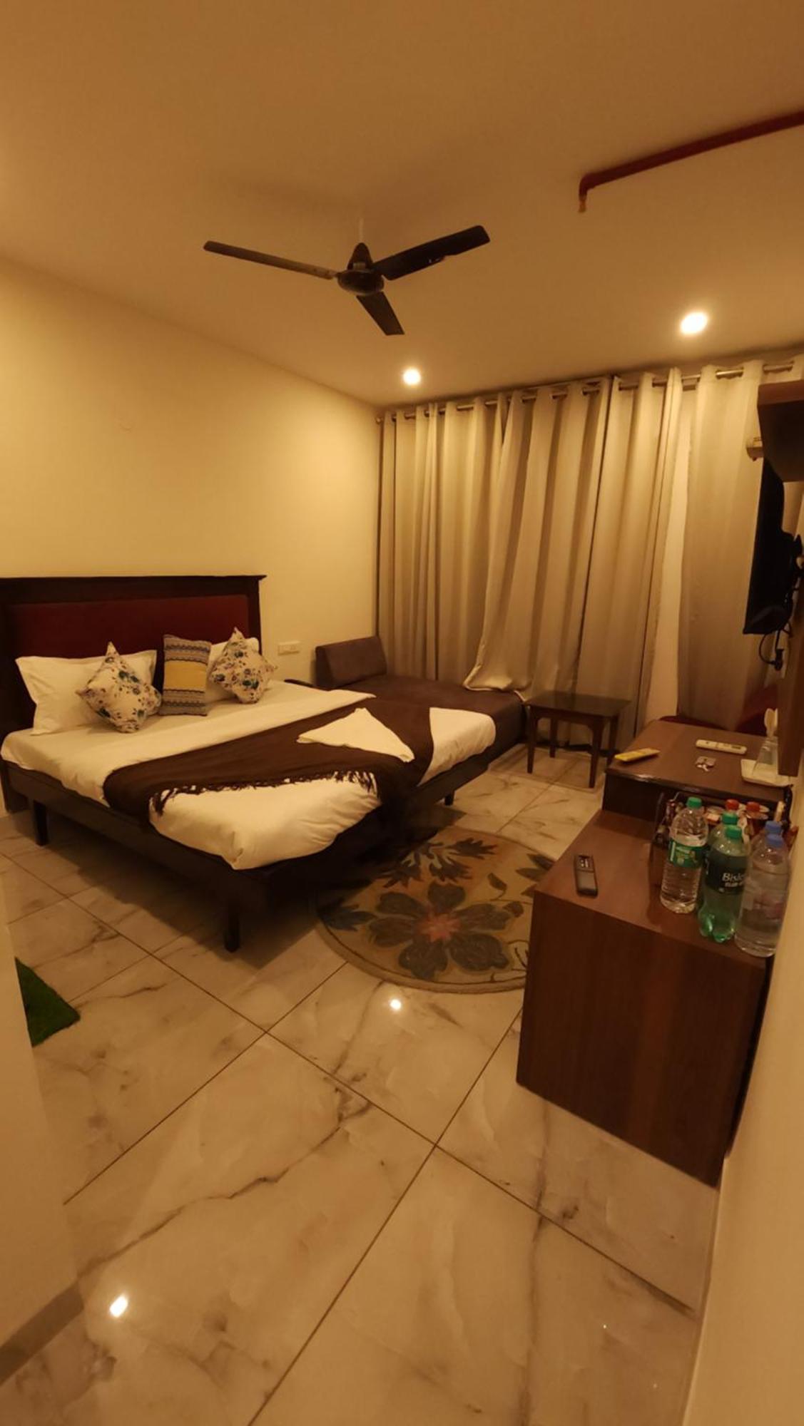 Hotel Vrs Inns Chandīgarh Dış mekan fotoğraf