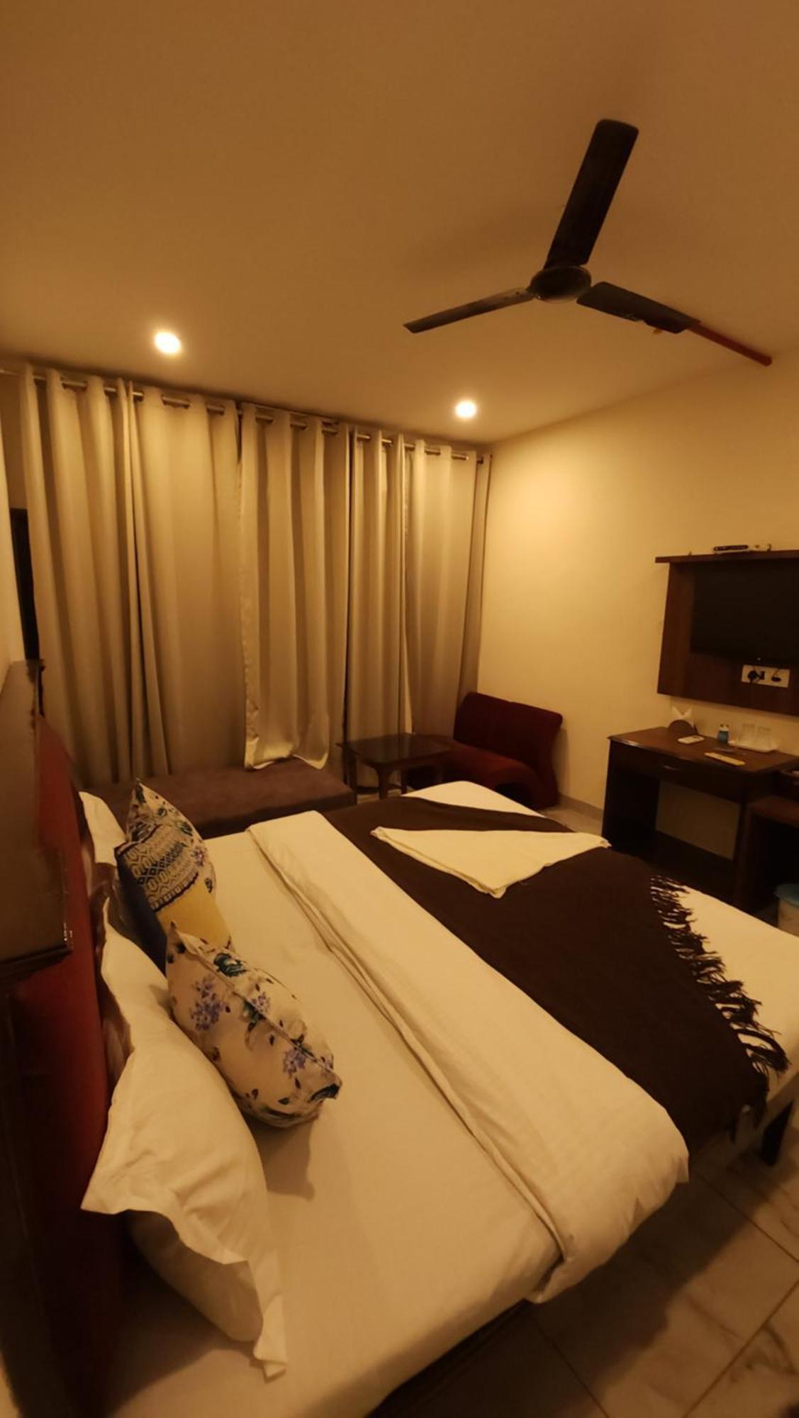 Hotel Vrs Inns Chandīgarh Dış mekan fotoğraf