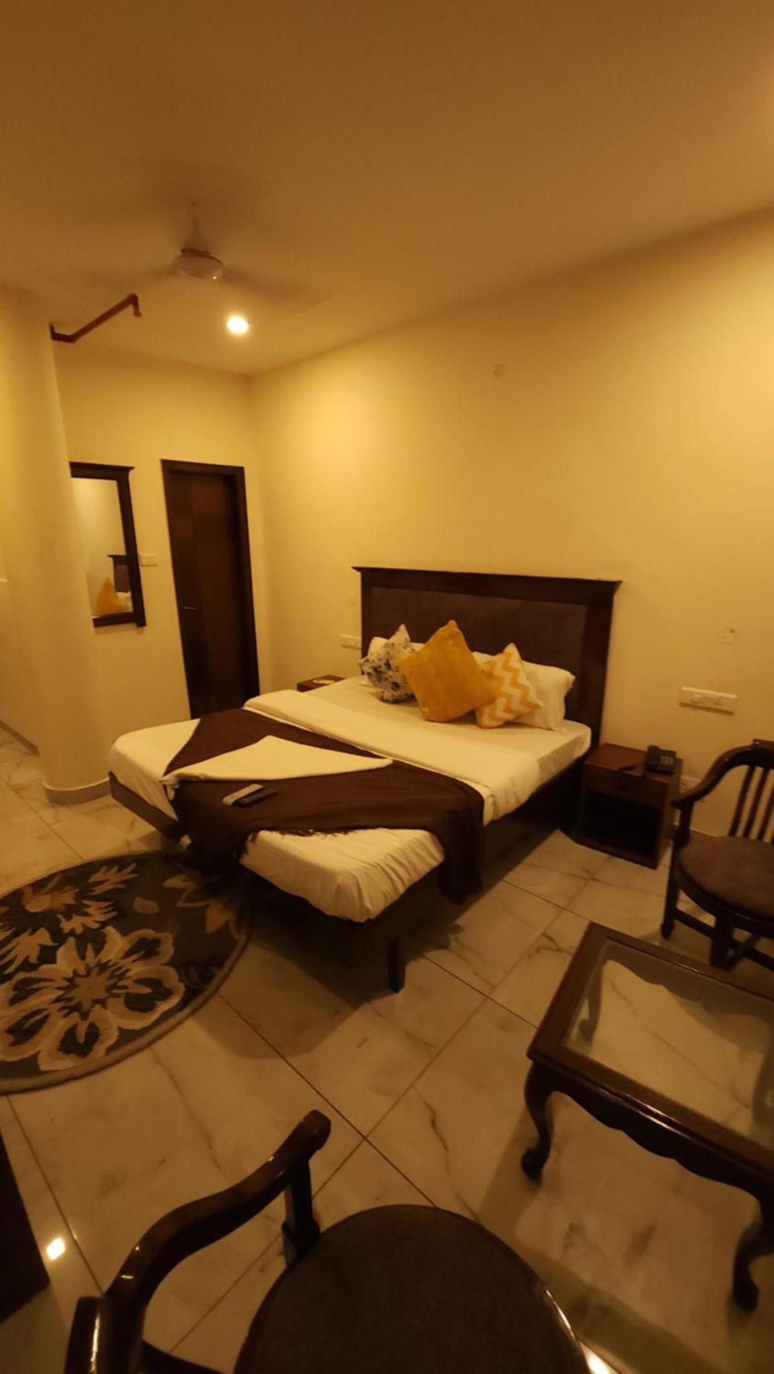 Hotel Vrs Inns Chandīgarh Dış mekan fotoğraf