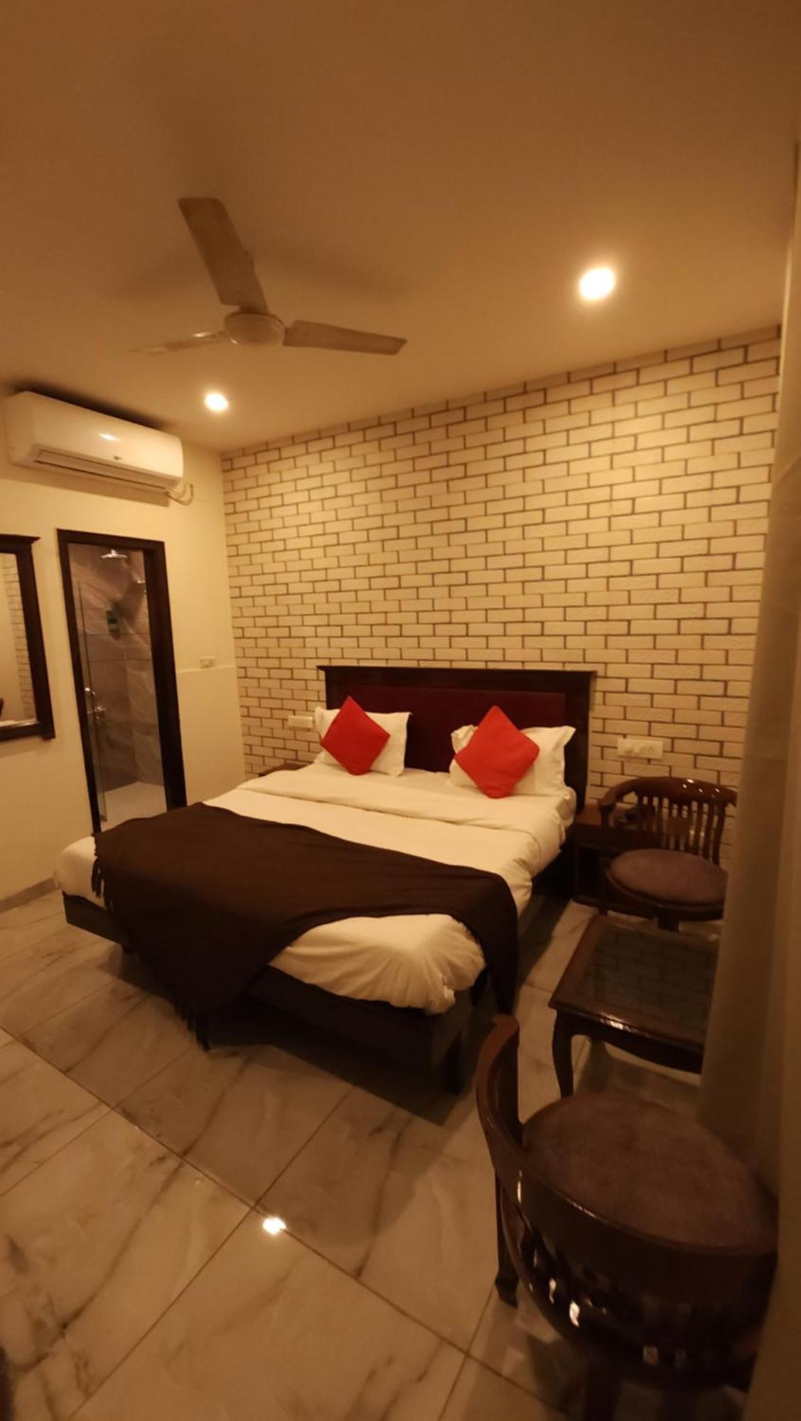Hotel Vrs Inns Chandīgarh Dış mekan fotoğraf