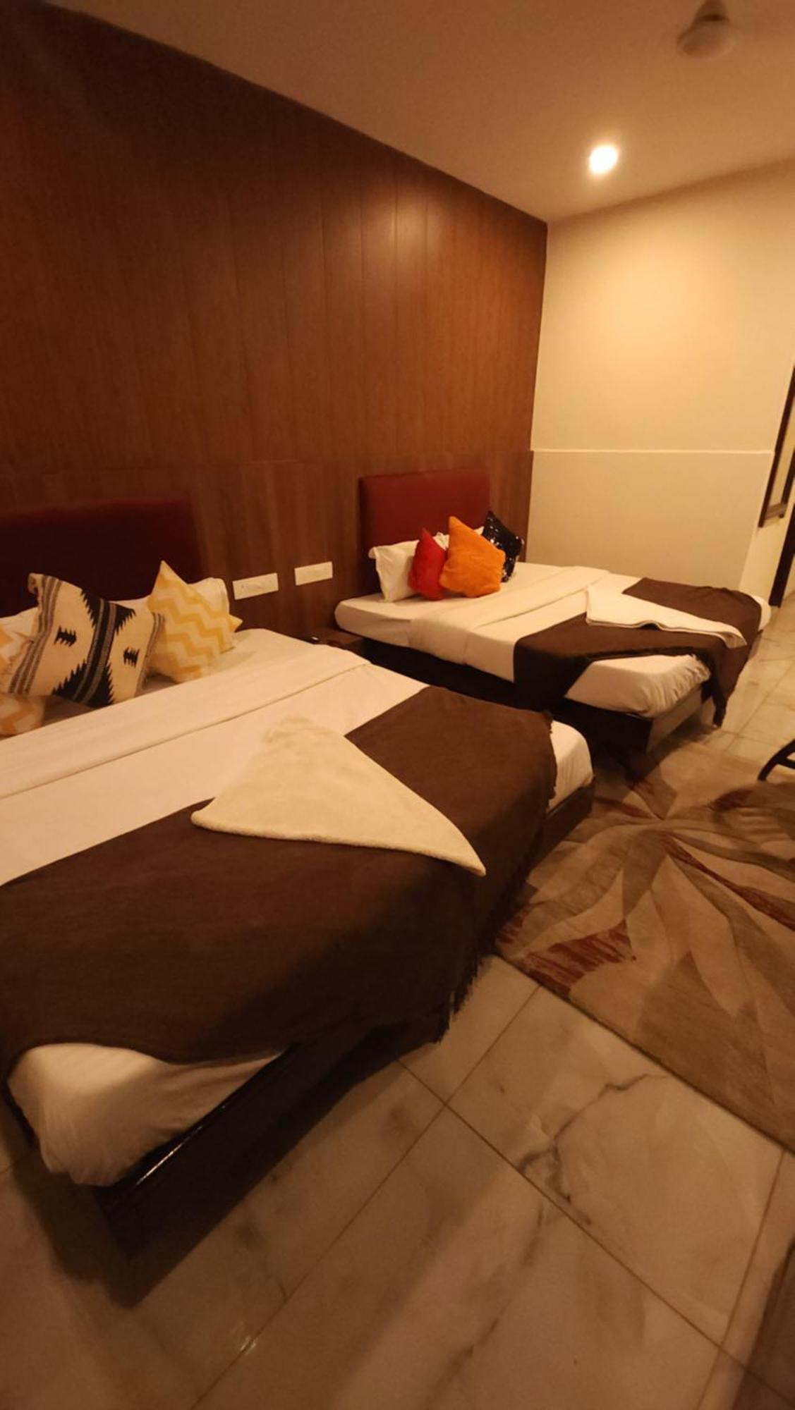 Hotel Vrs Inns Chandīgarh Dış mekan fotoğraf