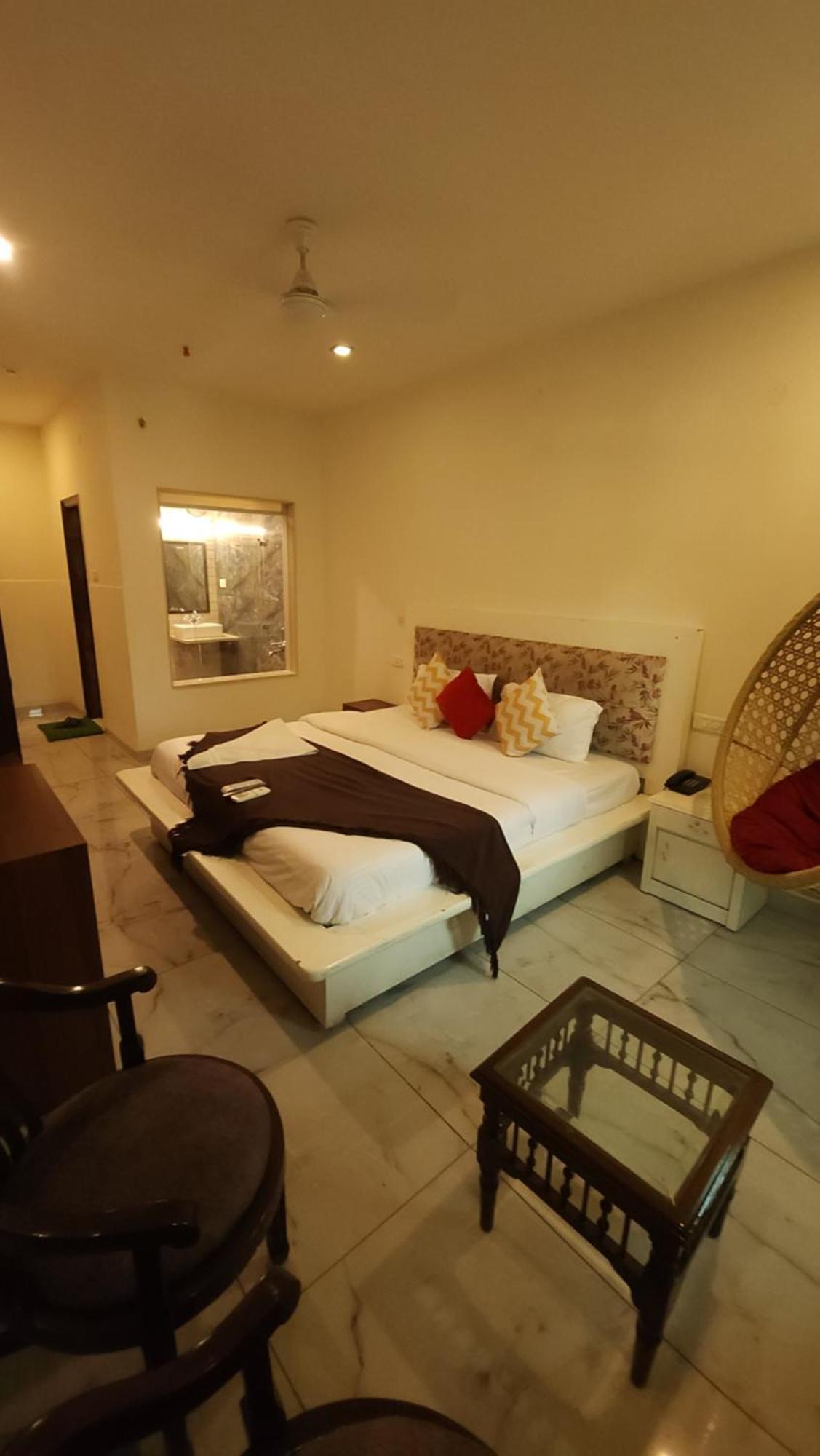 Hotel Vrs Inns Chandīgarh Dış mekan fotoğraf