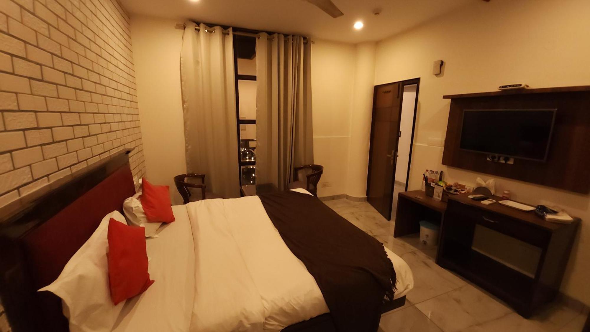 Hotel Vrs Inns Chandīgarh Dış mekan fotoğraf